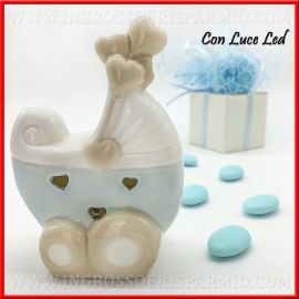 PASSEGGINO IN CERAMICA CELESTE CON LED LUCE NOTTURNA BATTESIMO BOMBONIERE MASCHIO