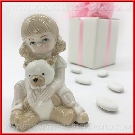 BIMBA SEDUTA CON ORSETTO STATUINE BATTESIMO IN CERAMICA BOMBONIERE PRIMA COMUNIONE