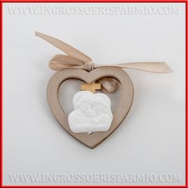 DECORAZIONI CUORE IN LEGNO CON GESSETTI SACRA FAMIGLIA FIOCCO SEGNAPOSTO NASCITA BATTESIMO CRESIMA COMUNIONE ICONE STOCK 