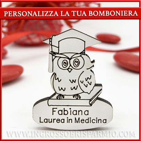 APPLICAZIONE IN LEGNO GUFO LAUREATO CON INCISIONE PREZZI BASSI BOMBONIERE PERSONALIZZATE