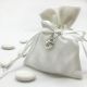 SACCHETTI MATRIMONIO BIANCHI PENDENTE CUORE PER CONFETTI A PREZZI BASSI PER NOZZE ANNIVERSARIO CONFETTATA