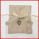 SACCHETTI IN RASO CREMA/AVORIO CON CHARM CUORE IN METALLO PORTACONFETTI NOZZE ORIGINALI ED ELEGANTI