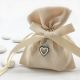 SACCHETTI IN RASO CREMA/AVORIO CON CHARM CUORE IN METALLO PORTACONFETTI NOZZE ORIGINALI ED ELEGANTI