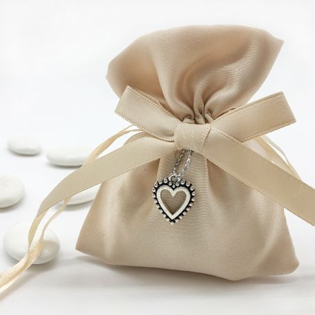 SACCHETTI IN RASO CREMA/AVORIO CON CHARM CUORE IN METALLO PORTACONFETTI NOZZE ORIGINALI ED ELEGANTI