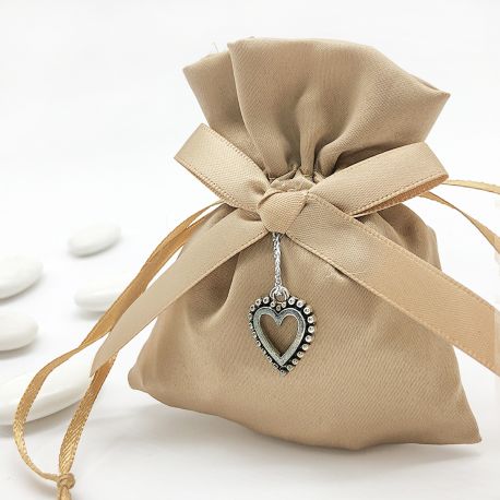 SACCHETTI IN TESSUTO RASO TORTORA/MARRONE CON DECORO CUORE CIONDOLINO PER PENSIERINI MATRIMONIO FAI DA TE