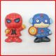 MAGNETI SUPER EROI MINI CAPITAN AMERICA E SPIDERMAN BOMBONIERE PENSIERINI PRIMO COMPLEANNO BAMBINO