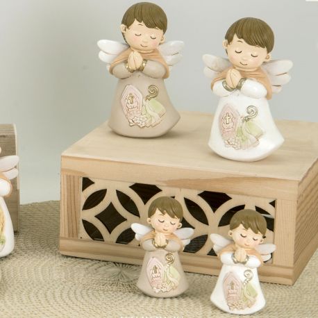 STATUETTE ANGIOLETTI IN RESINA IN PREGHIERA CON SIMBOLI CRESIMA MITRA E BASTONE PENSIERINI