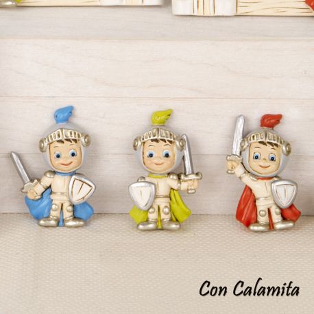 CALAMITA CAVALIERE MEDIEVALE MASCHIETTO CON SCUDO E SPADA IDEE ORIGINALI BOMBONIERE BATTESIMO COMUNIONE