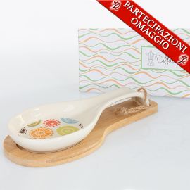 POGGIAMESTOLI IN CERAMICA COLORATA CON SUPPORTO IN BAMBOO CUOREMATTO BOMBONIERE SOLIDALI MATRIMONIO