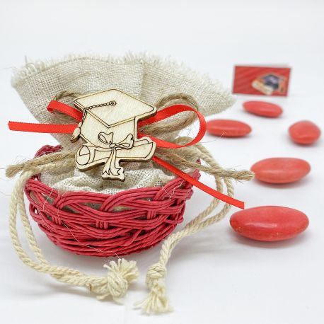 SACCHETTI IN JUTA CON BASE CESTINO IN VIMINI E APPLICAZIONE IN LEGNO BOMBONIERE LAUREA IDEE ORIGINALI