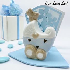 LAMPADA NOTTURNA CON STRUTTURA IN LEGNO E CARROZZINA IN PORCELLANA CELESTE BATTESIMO BOMBONIERE IDEE REGALO