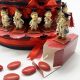 TORTA DI BOMBONIERE CON GUFETTO PELUCHE E STATUINE IN RESINA LAUREATI CON TOCCO CONFETTATA ECONOMICA