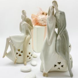 STATUE SPOSI SEDUTI IN PORCELLANA SU CUORE CON LUCE LED BOMBONIERE MATRIMONIO ORIGINALI ANNIVERSARIO