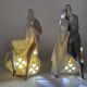 STATUE SPOSI SEDUTI IN PORCELLANA SU CUORE CON LUCE LED BOMBONIERE MATRIMONIO ORIGINALI ANNIVERSARIO