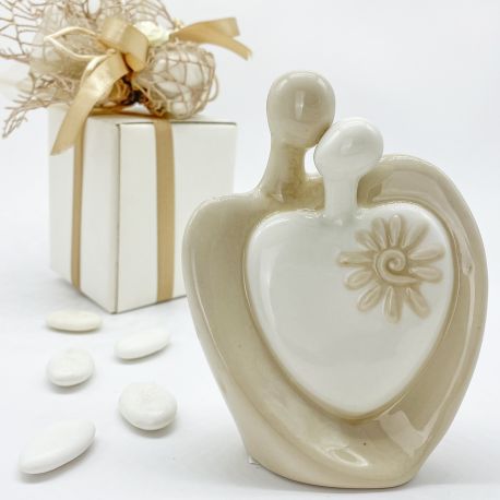 SCULTURA IN PORCELLANA COPPIA STILIZZATA ABBRACCIATA BOMBONIERE ECONOMICHE MATRIMONIO 2023
