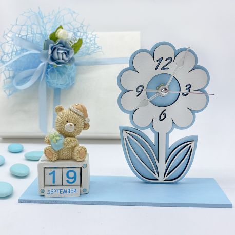 OROLOGI DA TAVOLO A FORMA DI FIORE CON CALENDARIO PERPETUO ORSETTO CELESTE BOMBONIERE BATTESIMO
