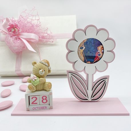 CORNICI DA TAVOLO A FORMA DI FIORE CON CALENDARIO PERPETUO E ORSETTO ROSA BOMBONIERE BATTESIMO BIMBA