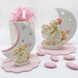 LUCE NOTTURNA LED CON LUNA IN LEGNO E ORSETTO SU CAVALLO A DONDOLO BOMBONIERE NASCITA BAMBINA ROSA