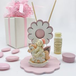 PROFUMATORE PER AMBIENTI CON FIORE E ORSETTO SU CAVALLO A DONDOLO BOMBONIERE BATTESIMO BAMBINA