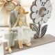 OROLOGI DA TAVOLO A FORMA DI FIORE CON COPPIA IN RESINA CON BAMBINO BOMBONIERE MATRIMONIO ORIGINALI