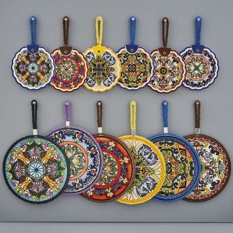 APPENDINO SOTTOPENTOLA/SOTTOMOKA IN CERAMICA DECORATA MOTIVO MAIOLICA ASSORTITO IN 6 VARIANTI BOMBONIERE 2023