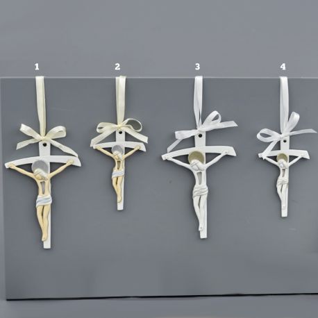 CROCIFISSI IN RESINA IN DUE COLORI E DIMENSIONI CON NASTRINO IN RASO BOMBONIERE SACRE COMUNIONE CRESIMA