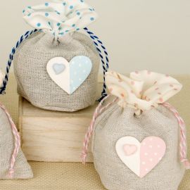 SACCHETTINO PORTACONFETTI IN JUTA CON CUORICINO ROSA O CELESTE
