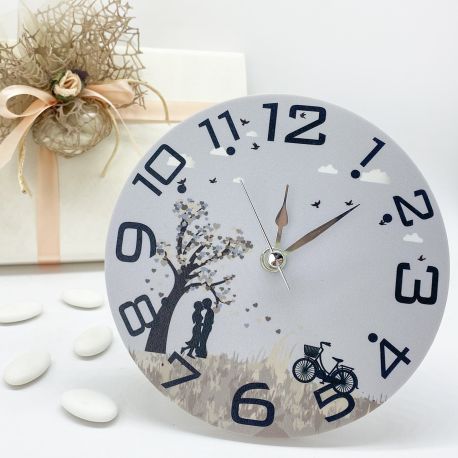 OROLOGIO TONDO IN LEGNO CON SPOSI STILIZZATI BOMBONIERE MATRIMONIO ORIGINALI