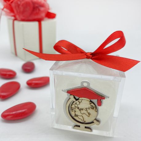 BOMBONIERA PERSONALIZZABILE CON SCATOLINA PLEX TRASPARENTE E APPLICAZIONE IN LEGNO A FORMA DI MAPPA MONDO PER LAUREA