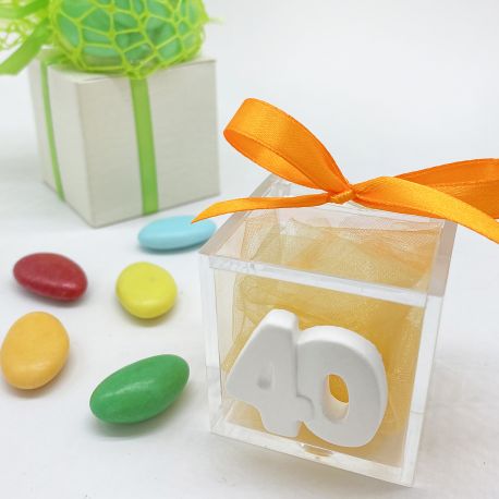 UN DELIZIOSO SCRIGNO DI DOLCEZZA: SCATOLINA PLEXIGLASS PER CONFETTI CUBO CON GESSETTO N. 40