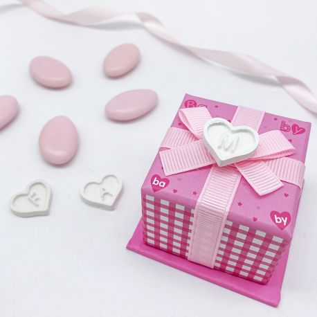 SCATOLINA A QUADRETTI ROSA CON FIOCCO E CUORICINO IN GESSO CON INIZIALE