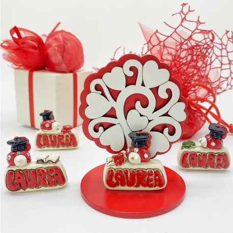 BOMBONIERA LAUREA CON ALBERO DELLA VITA ROSSO E SCRITTA LAUREA CON COCCINELLA