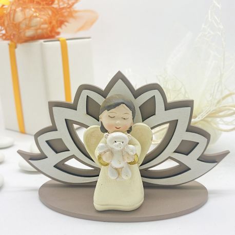 BOMBONIERA BATTESIMO ECONOMICA CON ANGIOLETTO, ORSETTO E FIOR DI LOTO: UN SIMBOLO DI PUREZZA E PROTEZIONE