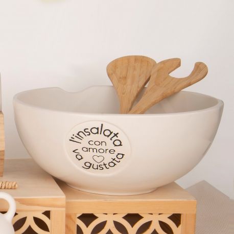 INSALATIERA CON POSATE IN LEGNO E FRASE "L'INSALATA VA GUSTATA CON AMORE"