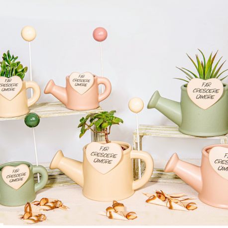 BOMBONIERA UTILE:VASO IN TERRACOTTA A FORMA DI INNAFIATOIO CON FRASE "FAR CRESCERE L'AMORE
