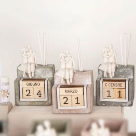 DIFFUSORE ESSENZA CON CALENDARIO PERPETUO E COPPIA INNAMORATI