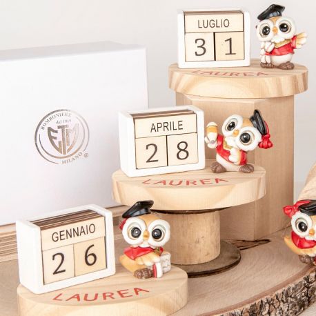 BOMBONIERA LAUREA: CALENDAARIO PERPETUO CON GUFETTO LAUREATO ASSORTITO IN TRE VARIANTI
