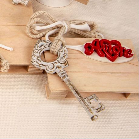 CIONDOLO A FORMA DI CHIAVE CON LACCETTO BEIGE E AMORE