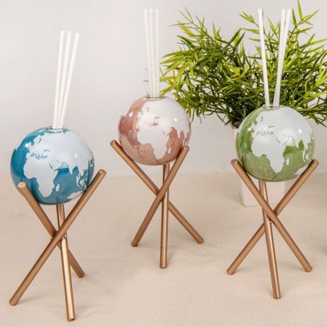 DIFFUSORE AROMI CON GLOBO ASSORTITO IN TRE VARIANTI DI COLORE SU PIEDISTALLO