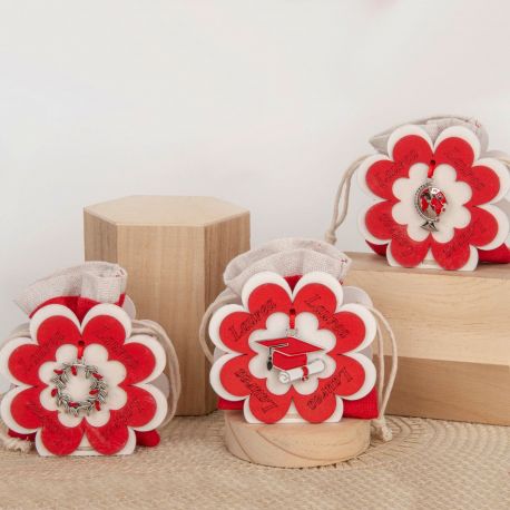 SCATOLINA QUADRIFOGLIO CON SCRITTA LAUREA, MAPPAMONDO, TOCCO, E CORONA D'ALLORO