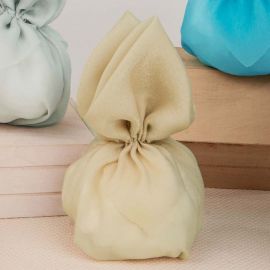 SACCHETTINO PORTA CONFETTI BEIGE CON CHIUSURA A FORMA DI FOGLIA: ELEGANTE E RAFFINATO