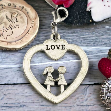 CIONDOLO CUORE CON COPPIA DI INNAMORATI E SCRITTA LOVE