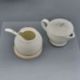 ZUCCHERIERA E LATTERIA IN CERAMICA BIANCA CON CUCCHIAINO E BASE IN LEGNO