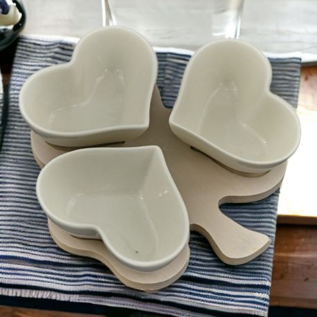 TAGLIERE IN LEGNO CON TRIFOGLIO E CIOTOLINE A FORMA DI CUORE MATRIMONIO ANNIVERSARIO