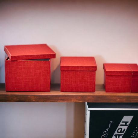 SCATOLE ROSSE QUADRATE IMPILABILI PER CONSERVARE E CONFEZIONARE