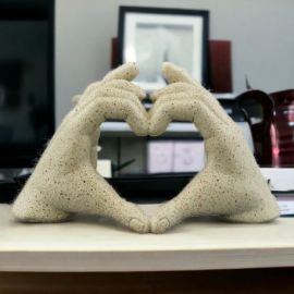 SCULTURA CON MANI CHE SI STRINGONO IN UN DOLCE CUORE