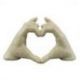 SCULTURA CON MANI CHE SI STRINGONO IN UN DOLCE CUORE