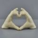 SCULTURA CON MANI CHE SI STRINGONO IN UN DOLCE CUORE