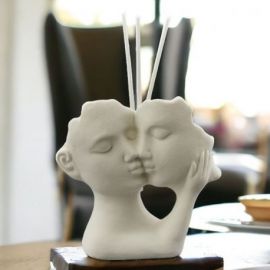 DIFFUSORE ESSENZA CON INNAMORATI:TENERO BACIO SULLA GUANCIA