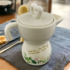 PARTICOLARE ZUCCHERIERA MOKA CON FRASE E DECORAZIONE FLOREALE